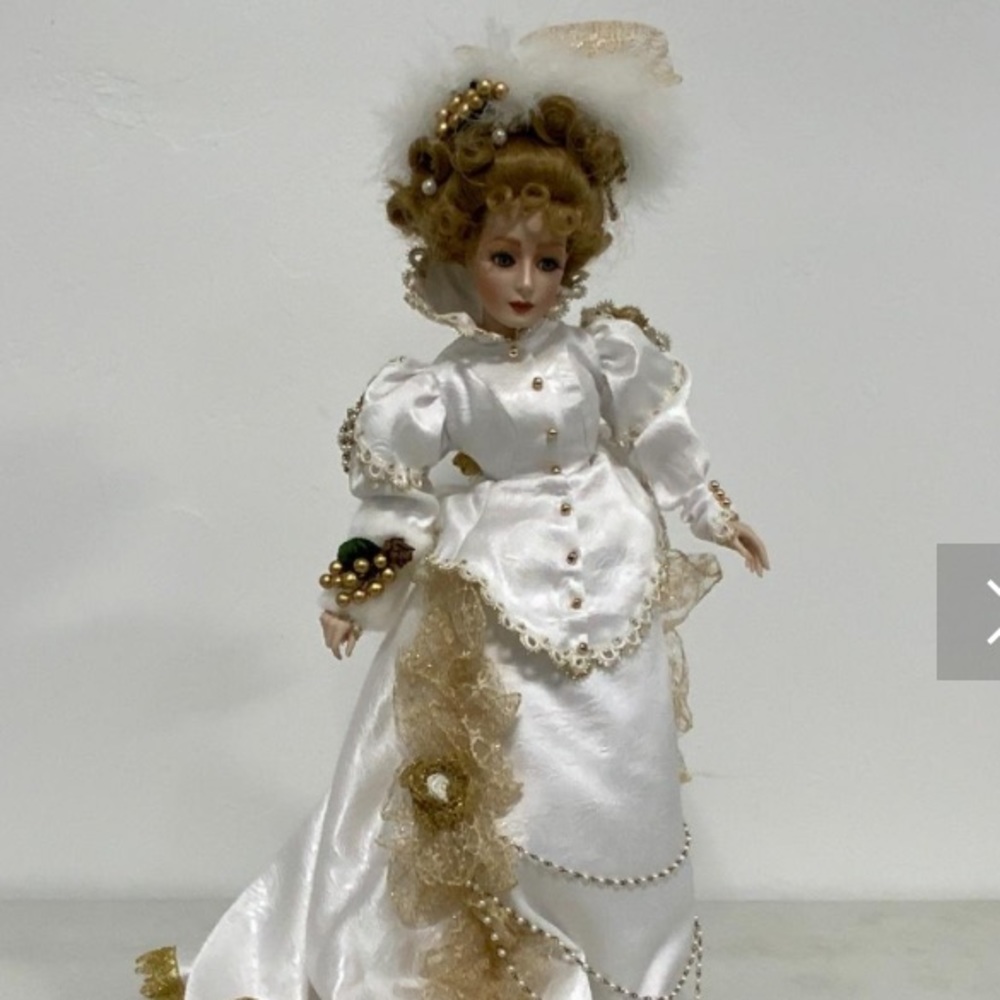 PERFECT CONDITION
- Kristina, The Gibson Girl Christmas Heirloom Doll - Picture 5 of 11